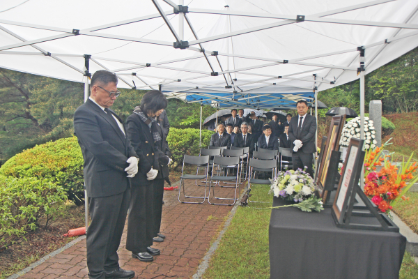 박준영 을지재단 회장 내외가 헌화, 추모하고 있다
