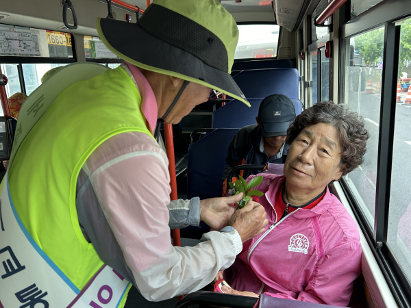 어버이날 맞이 카네이션 달아드리기 행사 진행 모습