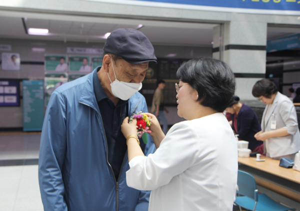 어버이날 카네이션 달아드리기 행사 모습