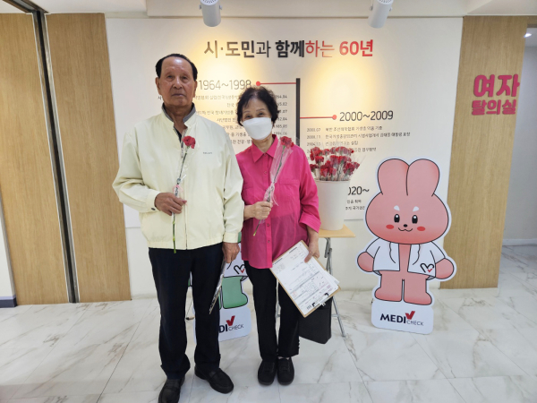 대전충남지부, 어버이날 맞아 카네이션 증정 행사 모습