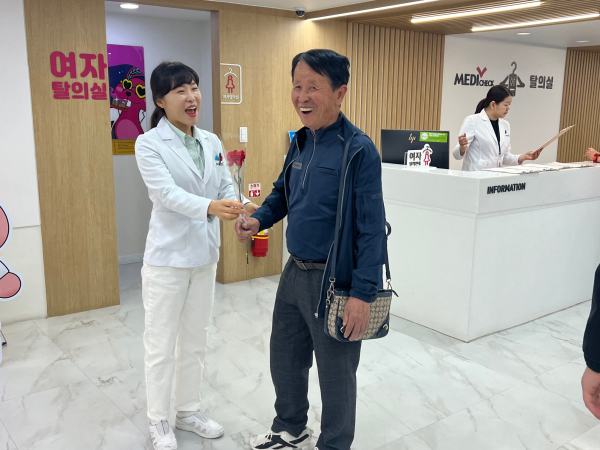 대전충남지부, 어버이날 맞아 카네이션 증정 행사 모습