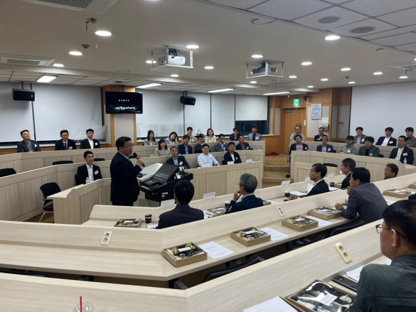 지난 7일 국립한밭대학교 융합경영학과 주관으로 열린 테크노경영포럼에서 바이오니아 박한오 회장이 ‘지역경쟁력과 대학의 역할’이라는 주제로 특강을 하고 있다.