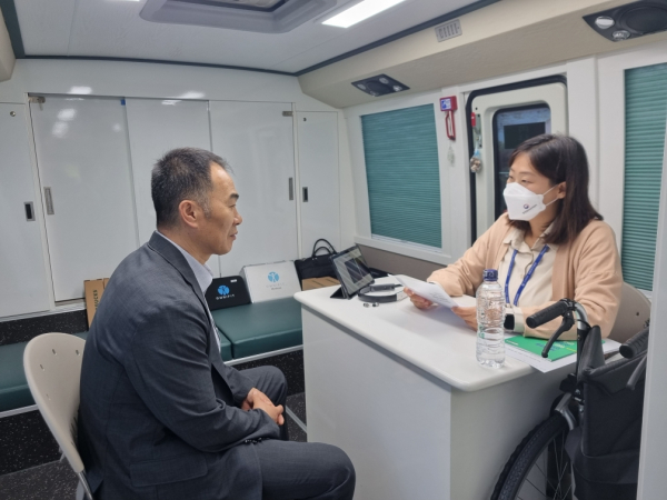 자치경찰위원회 직원이 힐링버스에서 상담받고 있는 모습