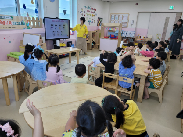10일 서산경찰서 어린이집에서 진행된 찾아가는 환경교육 프로그램 진행