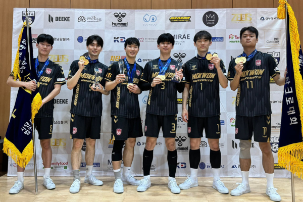 경남 고성군 고성국민체육센터에서 열린 ‘제35회 회장기 세팍타크로대회’ 경기장에서 목원대 세팍타크로부 선수들이 금메달을 목에 걸고 기념촬영을 하고 있다.