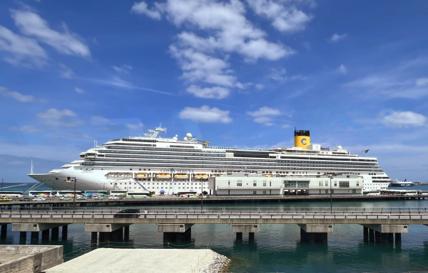 10일 오키나와에 도착한 국제 크루즈선 ‘코스타세레나호’