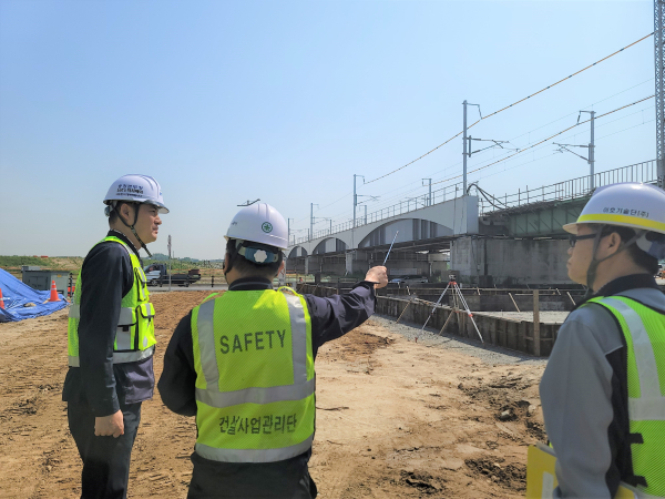 국가철도공단 김윤양 충청본부장(왼쪽에서 첫 번째)이 10일 충북선 청주∼오근장 간 무심천교 교량개량공사 현장을 방문하여 안전점검을 하고 있다.