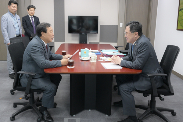 소병철 법안심사제1소위원장에게 협조 요청을 하고 있는 최 시장