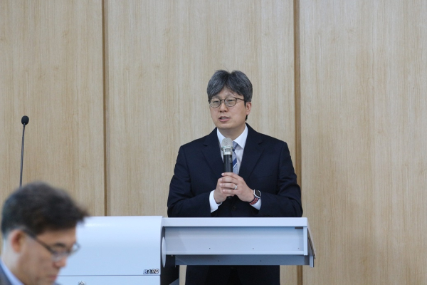 10일 열린 혁신클러스터학회 2024 춘계학술대회에서 박성욱 회장(국립한밭대 교수)이 인사말을 하고 있다.