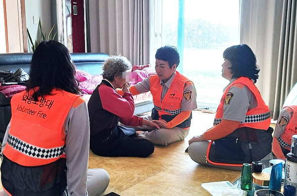 ‘멘토’로 선정된 태안의용소방대연합회 회원들이 지난 1일 남면의 한 노인가구를 찾아 상담을 진행하는 모습.