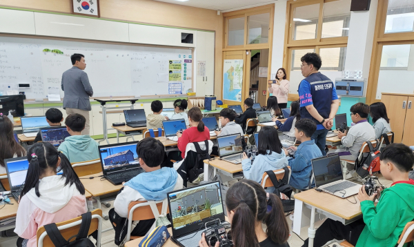 지난 7일 태안읍 화동초등학교에서 진행된 드론 체험 교육 모습.