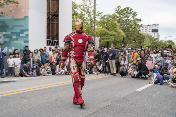 지난 11일,  K-모델과 학생들의 히어로 퍼포먼스로 ‘유성온천문화축제’ 퍼레이드 참여 모습