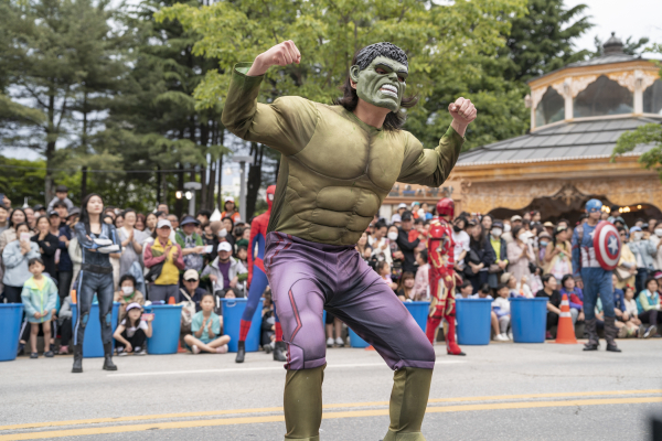 지난 11일,  K-모델과 학생들의 히어로 퍼포먼스로 ‘유성온천문화축제’ 퍼레이드 참여 모습