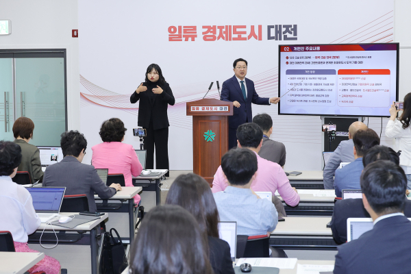 이장우 대전시장이 조직개편안에 대해 설명하고 있다.