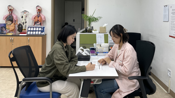 지난 10일 서산시 보건소 2층에 마련된 통합창구에서 시민이 건강상담을 위한 기초 설문조사를 받고 있다.