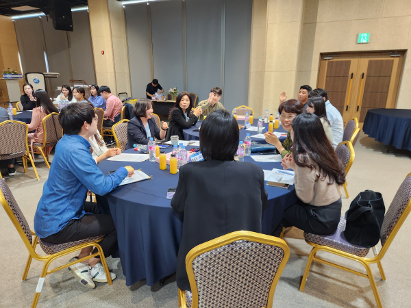 지난 10일, 세종교육원 컨벤션홀에서 열린 “2024년 열린 마당 배움터” 첫 협의회에서 운영진들이 운영 계획을 논의하고 있다.