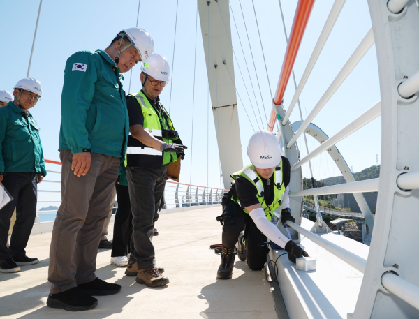 지난 13일 근흥면 안흥나래교에서 진행된 집중안전점검 모습.