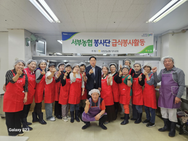 임직원 및 봉사단은 가정의 달을 맞아              서구노인복지관에서 무료급식 봉사활동 실시