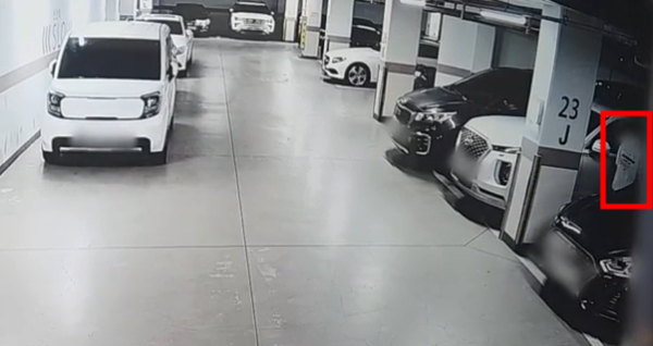 문이 잠기지 않은 차량 안에 접근하는 30대 차털이범