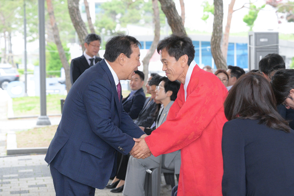 세종대왕 나신날 행사에서 최민호 시장과 이준 의친왕기념사업회장 인사 모습