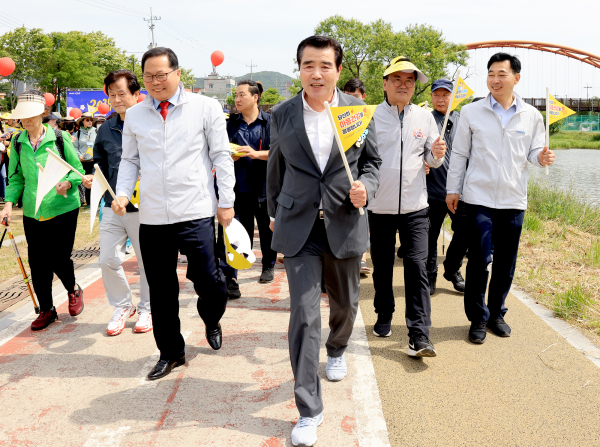 ‘2024 함께, 걸어보령’ 행사 개최 모습(김동일 시장 참가 모습)