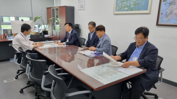 국토교통부를 방문해 현안사항을 설명하고 있는 최재구 군수