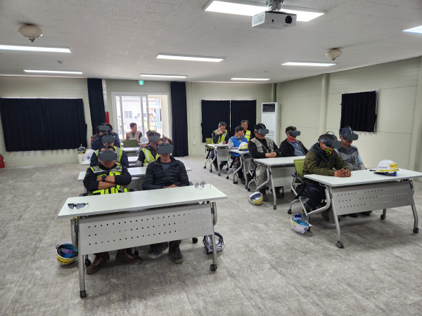 평촌일반산업단지 건설현장 근로자 가상현실(VR) 안전교육 진행 모습