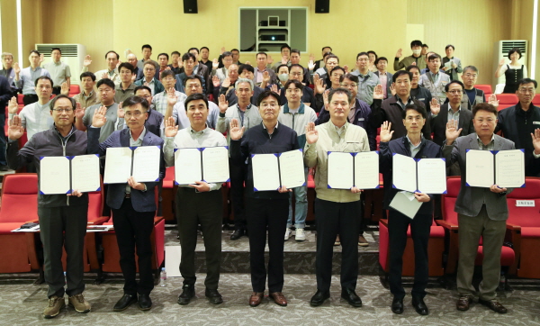21일 한국토지주택공사, 행복도시 건설 관계자와 합동으로 반부패·청렴 실천 서약식 개최