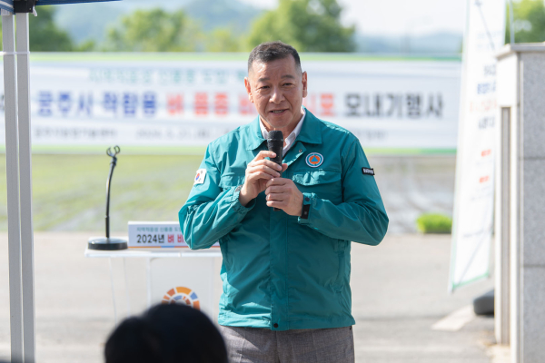 지난 21일  ‘공주시 적합용 벼 품종 비교전시포 모내기 행사’ 모습
