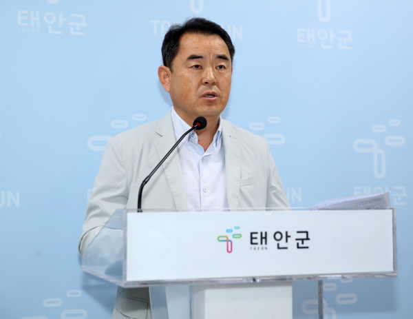 22일 군청 브리핑실에서 정례브리핑 중인 이종진 관광진흥과장.