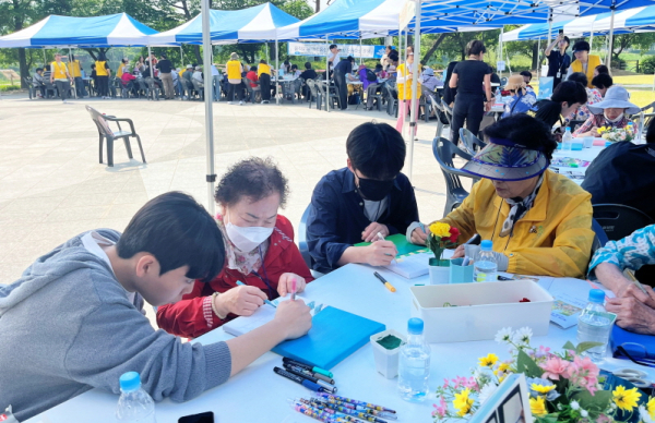 광역종합재가센터와 민간 위탁 대안 교육기관 다온교육원이 ‘시대를 담은 소풍 가방’ 프로그램 진행 모습