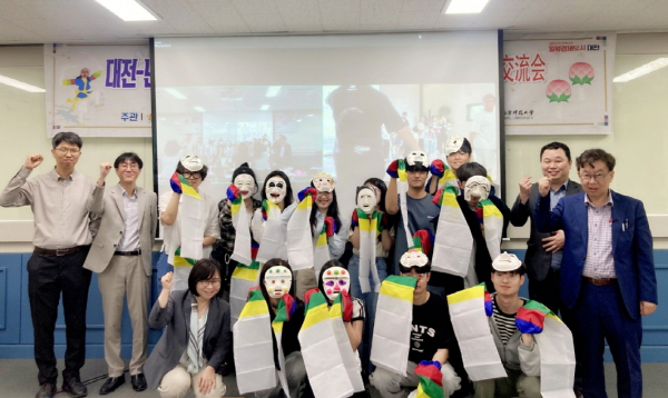 대전시-난징시 결연 30주년을 기념해 양국 청년들이 참여하는 온라인 무형문화재 교류 행사를 진행했다.