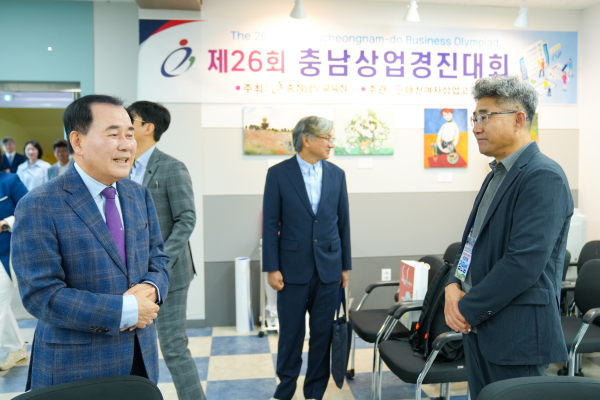 충남상업경진대회를 찾은 김지철 교육감
