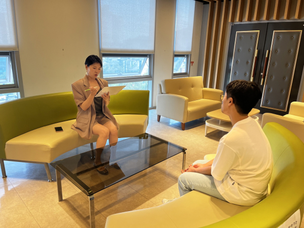 지난 22일, ‘찾아가는 해외취업 설명회’에서 취업 담당자와 학생이 개별상담을 실시하고 있다.