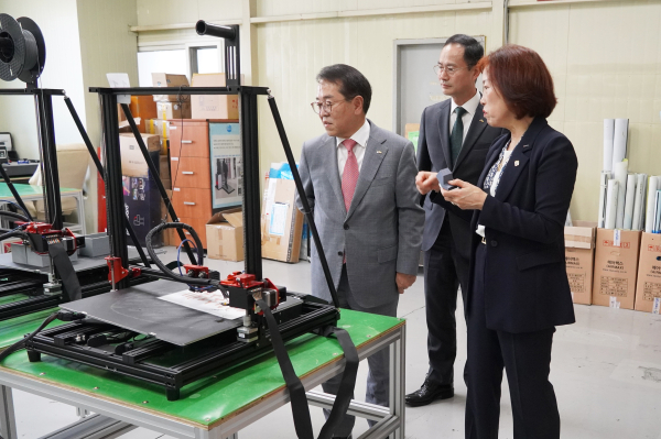 박형덕 한국서부발전 사장(왼쪽)은 23일 경기 안산 테스토닉 본사에서 협력 성과에 대한 감사의 뜻을 전하고 운영상 애로사항을 청취했다.