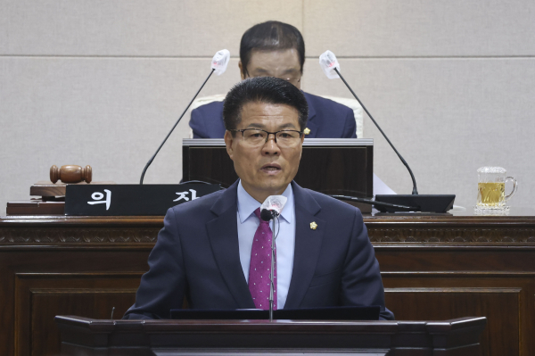 제303회 임시회 5분 자유 발언을 하고있는 김덕배 의원