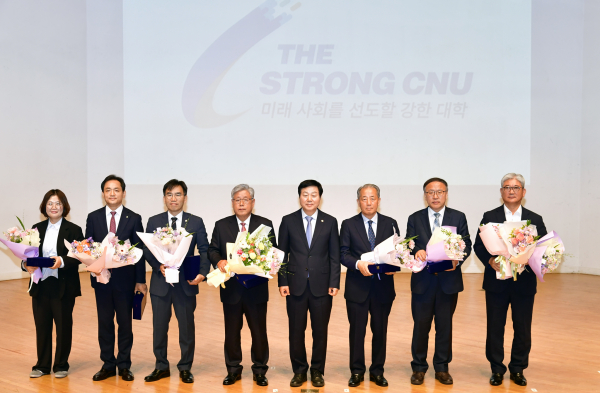 ‘제6회 충대를 빛낸 동문상’ 수상자 기념 사진/ 왼쪽부터 한국수자원공사 사장 윤석대(대리 수상 김은주 인재경영처장), 대전도시공사 사장 정국영, 국립축산과학원장 임기순, 전 총동창회장 강도묵, 충남대 총장 김정겸, 메타서치 대표이사 최정규, 대전시교육감 설동호(대리 수상 정흥채 교육국장), 에이치자산운용 대표이사 최동희