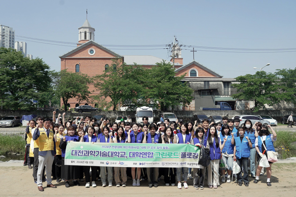지난 23일, ‘대학연합 그린로드 플로깅’ 봉사활동 전개 단체사진