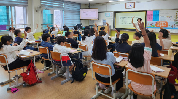 부춘초등학교에서 지난 24일 진행된 ‘찾아가는 화학물질 안전학교’ 모습