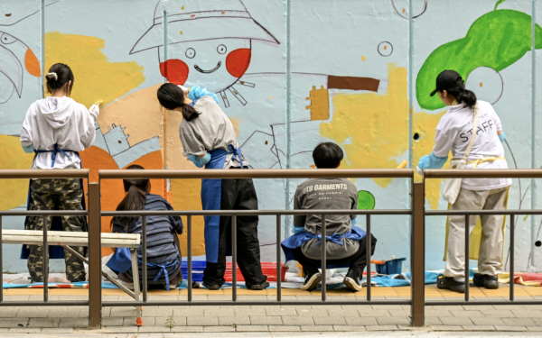 ‘제64차 아름드리 꿈그림’ 봉사활동에서 봉사자들이 벽화를 그리고 있는 모습.