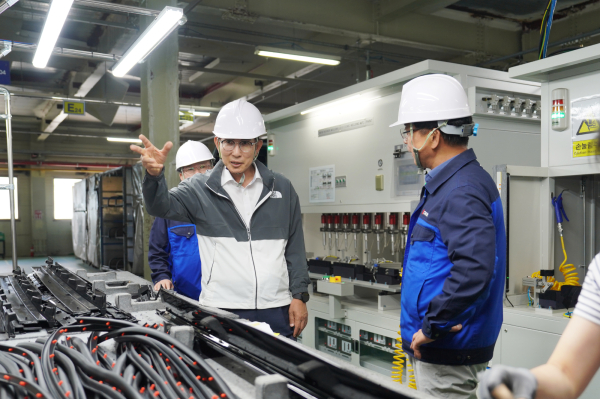 이완섭 서산시장이 음암면에 위치한 ㈜크레아 서산공장을 방문했다.