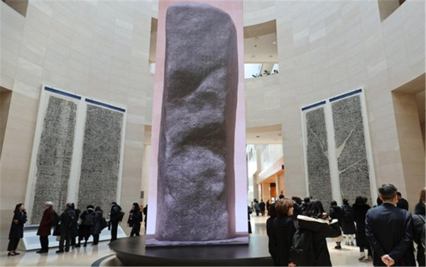 국립중앙박물관 중앙로비에 설치된 디지털 광개토대왕릉비