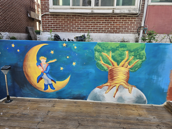 한남대 학생들과 함께 벽화그리기 활동 진행 모습