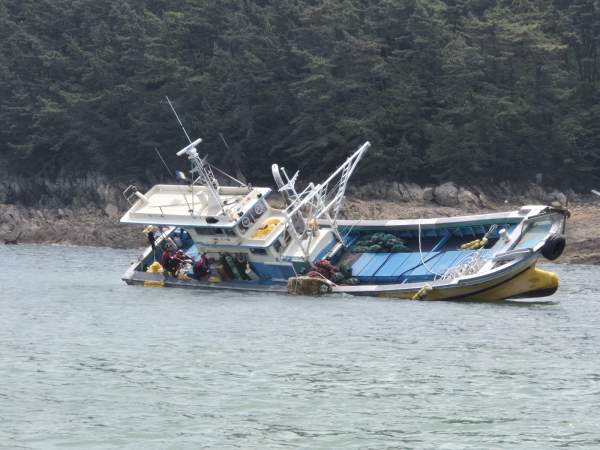 좌초된 선박에서 파공부위를 확인하는 구조대