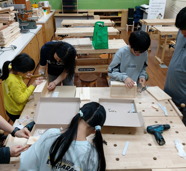목재문화체험장 프로그램 진행 모습