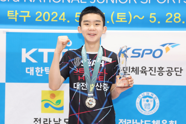 대전동산중 이승수 선수, 탁구 메달 수상 모습