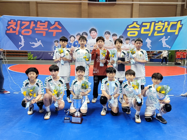복수초 핸드볼 트로피 수상 단체사진