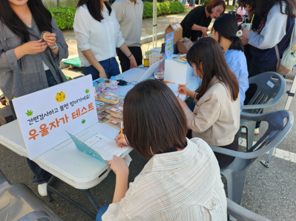 2024 대동제 축제에서 학생들이 이벤트 부스에 참여하고 있다.