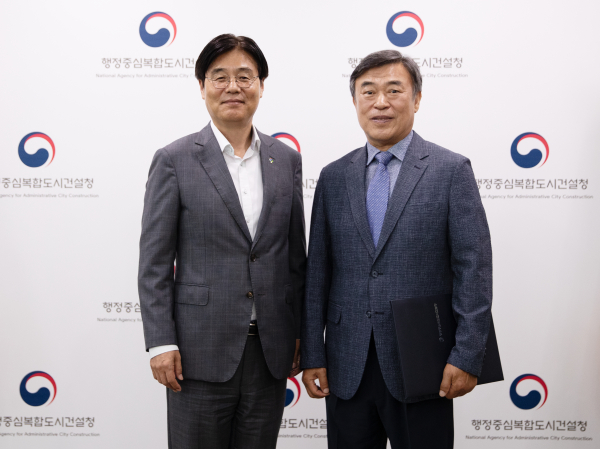 세종공동캠퍼스운영법인 이사장에 한석수 前 KERIS 원장 임명/ 김형렬 행복청장(좌), 한석수 세종공동캠퍼스운영법인 이사장(우)