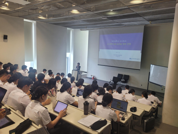 지난 29일 한국국방기술학회 박영욱 이사장 초청 특강 진행 모습